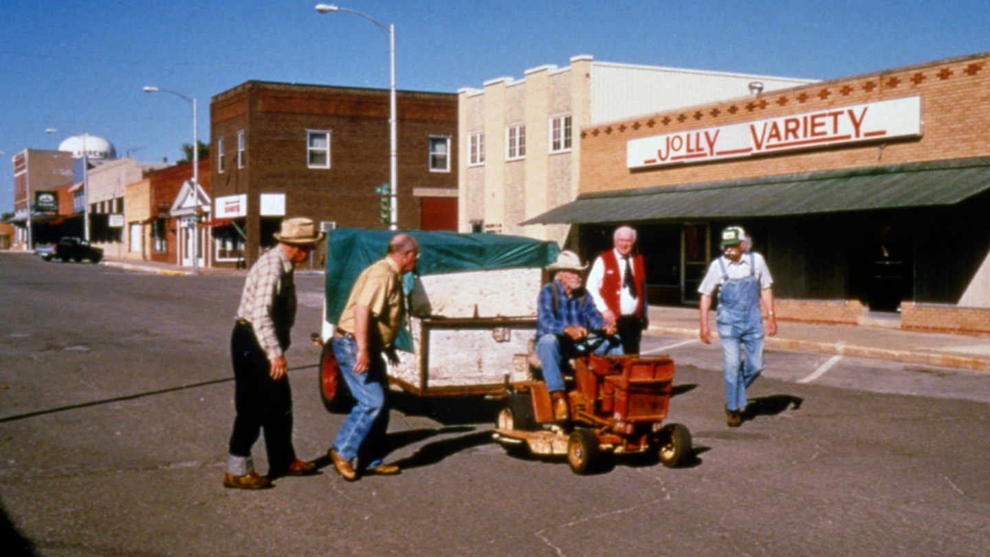 Alvin Straight needed to reach his brother, 240 miles away in Wisconsin. He had no driver’s licence, and there was no one he would let drive him. What he had was a ride-on lawnmower.